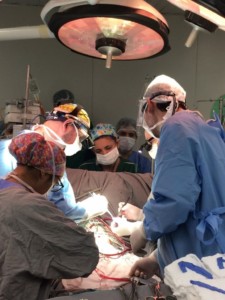 Os cirurgiões Luiz Fernando Caneo (à esq.) e Raquel Massoti preparam o novo coração, pouco antes de colocá-lo no peito do bebê Enzo. (Foto: Cristiane Segatto/UOL VivaBem)