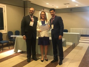 Luciana Amato, terceiro lugar nos temas livres, entre o presidente Marcelo Jatene e Leonardo Miana, da organização do congresso