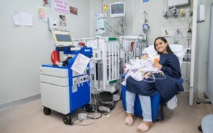 Lorena, sua mãe e o equipamento que mantém os corações artificiais batendo (Foto: Celso Tavares/Arquivo G1)